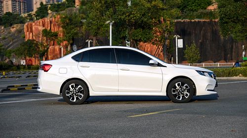 全系獨懸四輪碟剎，東南A5翼舞產品力解析，舞動同級新標桿？